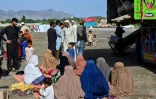 Des réfugiés afghans, expulsés du Pakistan, attendent devant un centre d'enregistrement à Landi Kotal, près de la frontière pakistano-afghane, le 19 avril 2025 à Torkham