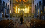Un fidèle prie dans l'église de Agios Dimitrios à Thessalonique, le 22 mars 2020 