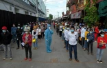 Des personnes font la queue pour sa faire vacciner le 31 mai 2021 Ă Phnom Penh