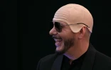 Le rappeur américain Pitbull porte un faux crâne chauve en latex après avoir établi un record Guinness du plus grand rassemblement de personnes portant de faux crânes chauves, le 10 juillet 2026 à Londres
