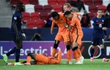 La joie de l'attaquant néérlandais, Myron Boadu (au sol), auteur d'un doublé, et de ses coéquipiers, vainqueurs de la France, 2-1 en quart de finale de l'Euro-Espoirs, le 31 mai 2021 à Budapest