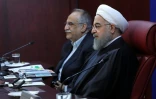 Photo obtenue auprès de la présidence iranienne montrant le ministre de l'Economie Massoud Karbassian (G) au côté du président Hassan Rohani, le 8 janvier 2018 à Téhéran