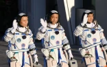 Les astronautes chinois Nie Haisheng (C), Liu Boming (D) et Tang Hongbo avant leur départ vers la station spatiale chinoise, le 17 juin 2021