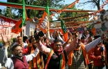 Des partisans du Bharatiya Janata (BJP), formation nationaliste hindoue au pouvoir en Inde, célèbrent la victoire devant le siège du parti à New Delhi, le 8 février 2025 