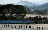 Victimes présumées des centres de cyber-arnaque de Kyauk Khet en Birmanie après avoir traversé la frontière avec la Thaïlande. A Chong Khaep, le 12 février 2025