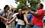 Des Partisans de la "dame de fer" ivoirienne Simone Gbagbo célèbrent sa libération, Abidjan, 8 août  2018.