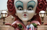 Une jeune fille marche dans le labyrinthe d'Alice au pays des merveilles le 15 juin 2016 à Shanghai
