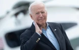 Joe Biden s'essuie le cou après qu'une cigale a osé s'y poser, le 9 juin 2021 dans le Maryland