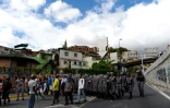 Des policiers anti-émeutes dispersent une manifestation à Caracas, le 28 décembre 2017