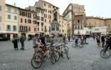 Promeneurs à vélo dans le centre de Rome, le 16 mai 2020