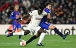 L'attaquant français de Galatasaray, Bafétimbi Gomis, à la lutte avec le défenseur de Barcelone, Eric Garcia, lors de leur 8e de finale aller de la Ligue Europa, le 10 mars 2022 au Camp Nou 