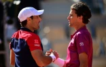 L'Australien Dominic Thiem (d) félicite l'Espagnol Pablo Andujar, après sa victoire, 4-6, 5-7, 6-3, 6-4, 6-4, au 1er tour du tournoi de Roland Garros, le 30 mai 2021 à Paris