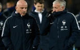 Le sélectionneur français Didier Deschamps (droite) et son adjoint Guy Stephan (gauche) pendant la mi-temps du match entre la France et les Pays-Bas à Rotterdam le 16 novembre 2018