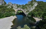 Le "Pont d'Arc", formation rocheuse enjambant l'Ardèche, à Vallon-Pont-d'Arc, le 7 mai 2020