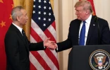 Liu He, le vice-premier ministre chinois et Donald Trump se serrent la main à la Maison Blanche le 15 janvier 2020  