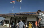 Des employés de l'aéroport du Caire arrivent dans le hall des départs le 19 mai 2016