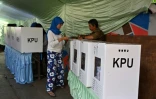 Une Indonésienne vote à Jakarta le 17 avril 2019