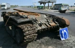 Un blindé russe détruit dans le village de Shybyn, au nord-est de Kiev, le 2 mai 2022 en Ukraine