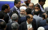 Le président iranien Hassan Rohani entouré de députés lors de son audition devant le Parlement à Téhéran, le 28 août 2018