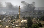 De la fumée au-dessus de la vieille ville de Mossoul après une frappe aérienne contre l'Etat islamique, le 8 juillet 2017