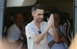 L'otage israélien Avinatan Or salue la foule le 13 octobre 2025 à son arrivée au Rabin Medical Centre de Petah Tikva peu après sa libération.