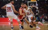 L'arrière de Monaco Mike James déborde Thomas Walkup de l'Olympiakos après un écran lors du match 1 de play-offs d'Euroligue, le 20 avril 2022 au Pirée