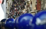 Des étudiants algériens qui manifestent dans les rues d'Alger contre la candidature du président Abdelaziz Bouteflika à un 5e mandat font face à la police antiémeute, le 5 mars 2019