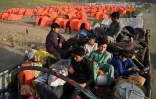 Des réfugiés afghans, expulsés du Pakistan, arrivent à bord d'un camion chargés de leurs affaires, dans un camp à Torkham,  dans la province de Nangarhar, près de la frontière afghano-pakistanaise, le 20 avril 2025