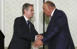 Le secrétaire d'Etat américain Antony Blinken (G) et le ministre égyptien des Affaires étrangères Sameh Shoukry se serrent la main au Caire le 21 mars 2024