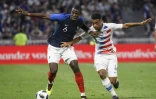 Le milieu de l'équipe de France (g), Paul Pogba, à la lutte avec le milieu américain Tyler Adams lors du match amical à Decines-Charpieu, le 9 juin 2018