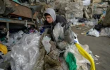 Un réfugié afghan trie des déchets recyclables dans une décharge à Istanbul, le 18 novembre 2021 en Turquie