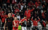 L'attaquant ukrainien du Benfica Lisbonne Roman Yaremchuk (à droite) dévoile un T-shirt avec le blason de l'Ukraine le 23 février 2022 lors du 8e de finale aller de Ligue des champions contre l'Ajax Amsterdam à Lisbonne