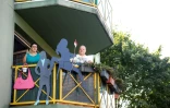 Des habitants de Dannemarie, Barbara et Jean Caubrière, derrière des silhouettes accrochées à leur balcon, le 23 août 2017