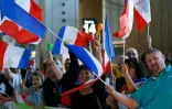 Des supporters français attendent les athlètes de retour de Rio le 23 août 2016 à l'aéroport Charles de Gaulle à Roissy