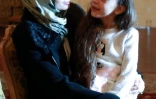 La Syrienne Bana al-Abed (d) avec sa mère Fatemah, le 22 décembre 2016 à Ankara