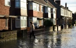 Une femme dans une rue inondée le 27 décembre 2015 à York