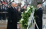 Le président élu Donald Trump dépose une gerbe sur la tombe du Soldat inconnu au cimetière militaire d'Arlington (Virginie), proche de Washington, le 19 janvier 2021