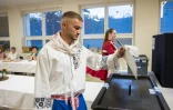 Des électeurs en costume traditionnel votent lors des législatives à Sardice, le 3 octobre 2025 en République tchèque