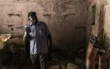 L'enseignant en histoire Mamadou Diallo dans un ancien entrepôt d'esclaves du bâtiment Maurel et Prom, le 28 juillet 2026 à Saint-Louis, au Sénégal