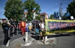 Des opposants à un projet de "mégabassines", réserves controversées d'irrigation agricole, manifestent le 11 mai 2024 près de Billom, dans le centre de la France