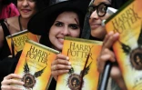 De jeunes Indiennes posent avec la version anglaise du 8e opus de la saga, le 31 juillet 2016, à Chennai