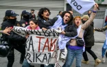 Des policiers arrêtent des manifestants qui tentaient de se rendre place Taksim, à Istanbul, lors d'un rassemblement à l'occasion de la Journée internationale des travailleurs, le 1er mai 2025