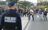 Un policier surveille une manifestation à Ajaccio le 27 décembre 2015