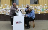 Un bureau itinérant pour le vote anticipé à l'élection présidentielle à Marioupol, en zone contrôlée par les forces russes en Ukraine, le 13 mars 2024