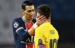 Accolade entre la star du Barça Lionel Messi et son compatriote argentin du PSG Angel di Maria à l'issue du match de Ligue des champions à Paris, le 10 mars 2021 