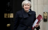 La Première ministre britannique Theresa May, devant le 10 Downing, le 1er mars 2017 à Londres