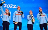 La joie des biathlètes norvégiens Marte Olsbu Roeiseland, Tarjei Boe, Tiril Eckhoff et Johannes Thingnes Boe, médaillés d'or du relais mixte aux Jeux olympiques de Pékin, le 6 février 2022, lors de la cérémonie protocolaire à Zhangjiakou