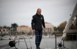 Le skipper français Kevin Escoffier contrôle son bateau à la veille du départ du Vendée Globe, le 7 novembre 2020 aux Sables d'Olonnes
