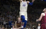 Ben Simmons des Philadelphia 76ers monte au panier face aux Cleveland Cavaliers, le 6 avril 2018 Ă Philadelphie