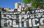 Des proches de prisonniers politiques manifestent devant le tribunal de Caracas exigeant leur libération, le 5 février 2026 